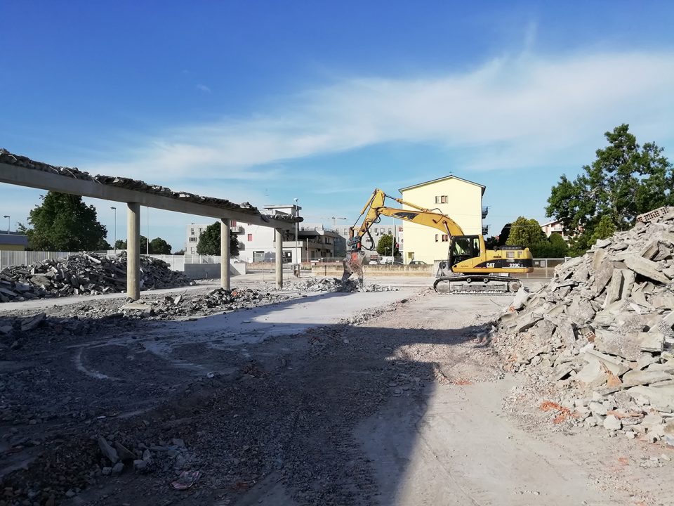 escavatore-demolizioni-cemento-armato