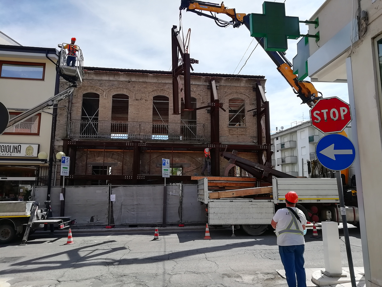 smontaggio-struttura-acciaio-gru-ferro-muratura